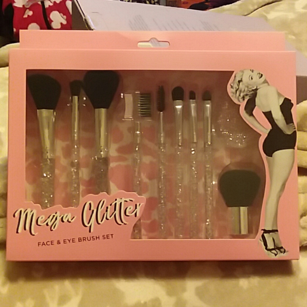 New Marilyn Monroe Makeup brush set